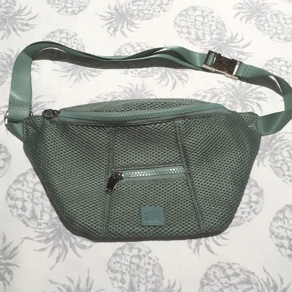 Super Cute Hip Fanny Bag.
Sage like green net mesh material, unique. - Picture 2 of 9